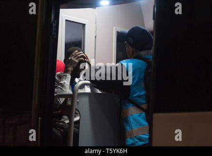 Malaga, Spagna. 28 apr, 2019. Un migrante è visto parlare con un membro di frontiera europea e Guardia costiera (Agenzia Frontex) all'interno di una polizia van dopo il suo arrivo al porto di Malaga. Spagna's Maritime Rescue service salvato 56 migranti a bordo di un battello che attraversa il Alboran Mare e li ha portati al porto di Malaga, dove sono stati assistiti dalla Croce Rossa spagnola. Credito: Gesù Merida/SOPA Immagini/ZUMA filo/Alamy Live News Foto Stock