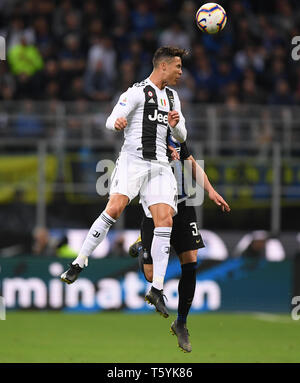 Milano, Italia. 27 apr, 2019. La Juventus è Cristiano Ronaldo teste per la sfera durante la serie di una partita di calcio con l Inter Milano a Milano, Italia, Aprile 27, 2019. La partita si è conclusa con un pareggio. Credito: Alberto Lingria/Xinhua/Alamy Live News Foto Stock