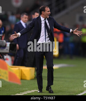 Milano, Italia. 27 apr, 2019. La Juventus allenatore Massimiliano Allegri reagisce durante la serie di una partita di calcio con l Inter Milano a Milano, Italia, Aprile 27, 2019. La partita si è conclusa con un pareggio. Credito: Alberto Lingria/Xinhua/Alamy Live News Foto Stock