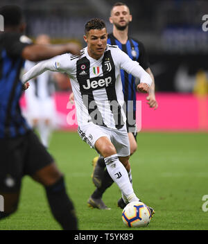 Milano, Italia. 27 apr, 2019. La Juventus è Cristiano Ronaldo comanda la sfera durante la serie di una partita di calcio con l Inter Milano a Milano, Italia, Aprile 27, 2019. La partita si è conclusa con un pareggio. Credito: Alberto Lingria/Xinhua/Alamy Live News Foto Stock