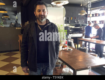 06 marzo 2019, Afghanistan Kabul: il locatore di Kabul Humajun Sadran sta nella sua nuova caffetteria-ristorante Burger Shop nel quartiere Taimani. Sadran è il grande maestro di intrattenimento a Kabul e ha rivoluzionato la vita notturna locale scena con prime feste da ballo per stranieri, più tardi arredate in modo creativo e caffetterie per gli afghani. La nuova caffetteria in scena a Kabul offre ai giovani piccola oasi di luce con Internet - e un rifugio per coloro la cui vita non si adatta più nei modelli tradizionali. (A dpa "Cool Kabul: il primo caffè e la gioventù afgana') Foto: Christine-Felice Röhrs/dpa Foto Stock