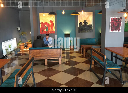 A Kabul, Afghanistan. 06 Mar, 2019. La caffetteria-ristorante Burger Shop nel quartiere Taimani. La nuova caffetteria in scena a Kabul offre ai giovani piccola oasi di luce con Internet - e un rifugio per coloro la cui vita non si adatta più nei modelli tradizionali. (A dpa "Cool Kabul: il primo caffè e la gioventù afgana') Credito: Christine-Felice Röhrs/dpa/Alamy Live News Foto Stock