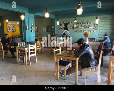 A Kabul, Afghanistan. 06 Mar, 2019. Vista in Simple-Café. La nuova caffetteria in scena a Kabul offre ai giovani piccola oasi di luce con Internet - e un rifugio per coloro la cui vita non si adatta più nei modelli tradizionali. (A dpa "Cool Kabul: il primo caffè e la gioventù afgana') Credito: Christine-Felice Röhrs/dpa/Alamy Live News Foto Stock