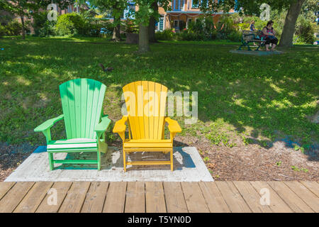 Due luminose terrazze colorate o sedie da spiaggia di Kew balmy spiaggia che si affaccia sul lago Ontario a Toronto Est, Canada Foto Stock