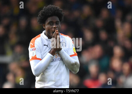 Il centro di Luton's Pelly-Ruddock Mpanzu reagisce dopo il fischio finale durante il Cielo lega Bet One corrispondono alla Pirelli Stadium, Burton. Foto Stock