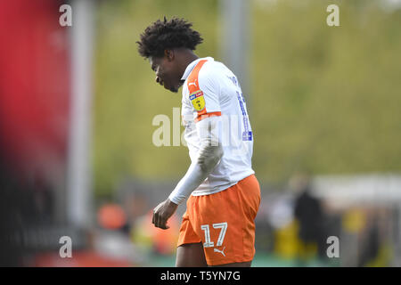 Il centro di Luton's Pelly-Ruddock Mpanzu reagisce dopo il fischio finale durante il Cielo lega Bet One corrispondono alla Pirelli Stadium, Burton. Foto Stock