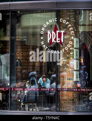 Pret a Manger coffee shop e un negozio di sandwich nel central London UK. Pret è un regno Unito basato la catena fondata nel 1983. Foto Stock