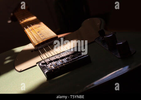 Chitarra elettrica in illuminazione creativa con ombre, primo piano immagine Foto Stock