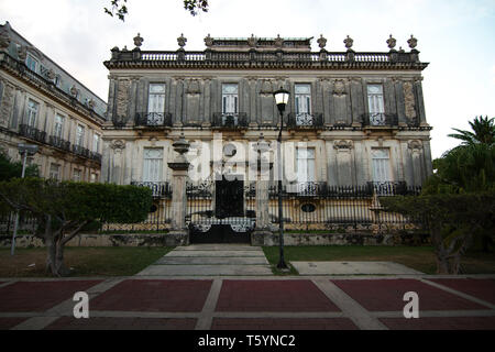 Merida, Yucatan, Messico - 2019: una casa tradizionale vicino al centro della città, che mostra il tipico stile di questa città. Foto Stock