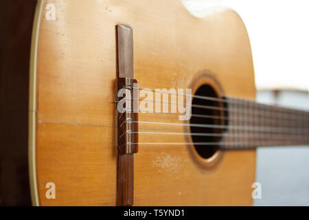 Chiusura del vecchio acustica chitarra spagnola con il fuoco selettivo Foto Stock
