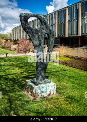 Barbara Hepworth Sculpture Archaeon presso il St Catherine's College University of Oxford - figura (Archaeon), bronzo, creato 1959 Foto Stock