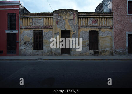 Merida, Yucatan, Messico - 2019: una casa tradizionale vicino al centro della città, che mostra il tipico stile di questa città. Foto Stock