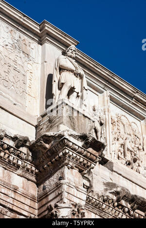 Un dettaglio di uno dei set di statue nel meraviglioso e decorate arco trionfale di Costantino a Roma - Italia Foto Stock