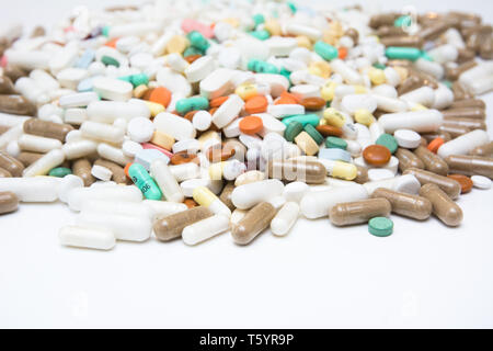 Una grande quantità di farmaci - farmaco in pillole, capsule e forma di compressa Foto Stock
