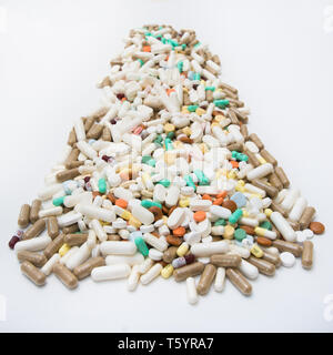 Una grande quantità di farmaci - farmaco in pillole, capsule e forma di compressa Foto Stock
