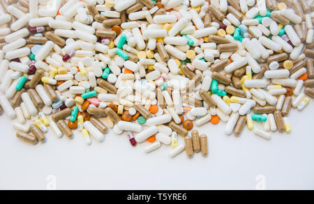 Una grande quantità di farmaci - farmaco in pillole, capsule e forma di compressa Foto Stock