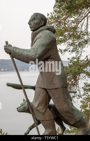 Roald Amundsen's scultura al fiordo di Oslo, vicino alla sua casa natale Foto Stock