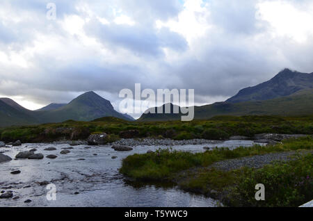 Brughiere, boglands, peatlands, valli e colline nell'isola di Skye in Scozia Foto Stock