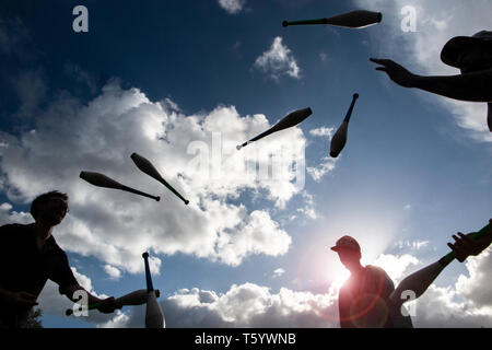 Giocolieri alla cerimonia di chiusura della ribellione di estinzione dimostrazione il 25 aprile 2019 a Speaker's Corner, Marble Arch, Londra Foto Stock