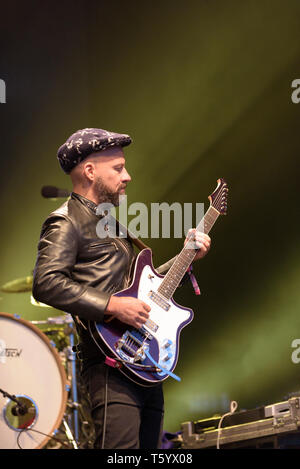 Shantel (Stefan Hantel) e il Club Buccovina Orkestar esecuzione del festival Womad, Charlton Park di Malmesbury, England Regno Unito. Luglio 23, 2015. Foto Stock