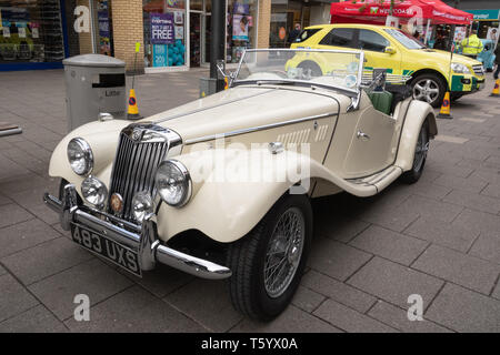 White MG TF-1500 auto d'epoca (1955) sul display in un classico del Regno Unito Autoveicolo visualizza Foto Stock