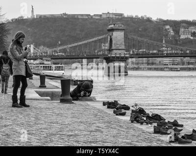 Il memoriale dell'Olocausto sulla riva del Danubio Foto Stock