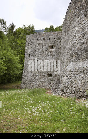 Rovine del Castello sul Kozlov rob al di sopra di Tolmin. La Slovenia Foto Stock