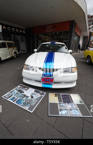 White Ford Mustang Mk4 Coupe GT auto con striscia blu e Mustang Sally California targa (registrazione) in corrispondenza di un classico del Regno Unito autoveicolo visualizza Foto Stock