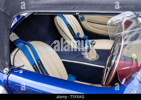 Interno di un AK Cobra auto sportiva, una replica 2007 AC Cobra, in corrispondenza di un classico autoveicolo mostra nel Regno Unito Foto Stock