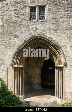 Porta per la chiesa di San Pietro nel villaggio di Pavenham, Bedfordshire, Regno Unito; i primi parti data dal XIII secolo. Foto Stock