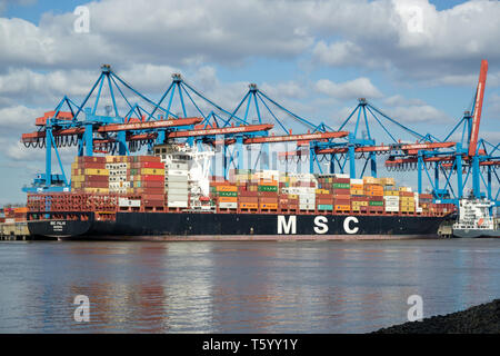 MSC PALAK presso la HHLA container terminal Altenwerder (CTA). MSC è il secondo produttore al mondo di società di trasporto di linea in termini di contenitore della capacità delle navi. Foto Stock