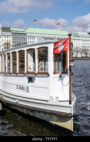 Sistema di cottura a vapore St. Georg sull'interno Alster Amburgo, Germania. Il St. Georg è il più antico steamboat in Germania in grado di guidare. Foto Stock