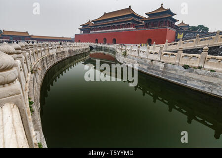 Muratura in pietra lungo un canale entro la Città Proibita di Pechino Foto Stock
