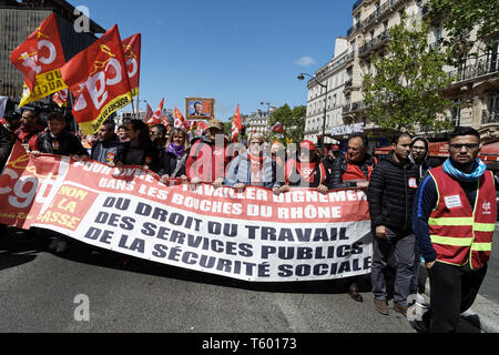 Parigi, Francia. 27 apr, 2019. Manifestazione unitaria - sindacati e giubbotti di giallo, il 27 aprile 2019 a Parigi, Francia. Foto Stock