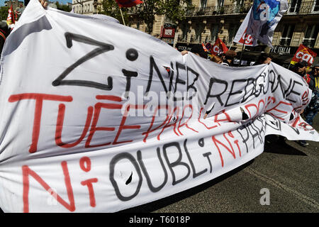 Parigi, Francia. 27 apr, 2019. Manifestazione unitaria - sindacati e giubbotti di giallo, il 27 aprile 2019 a Parigi, Francia. Foto Stock