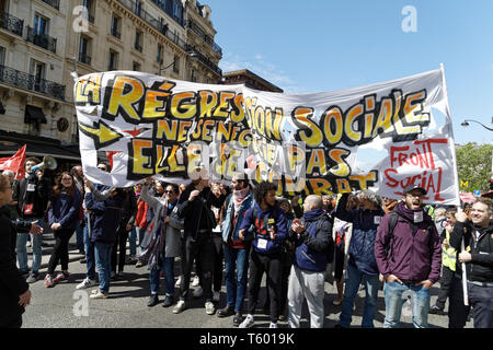 Parigi, Francia. 27 apr, 2019. Manifestazione unitaria - sindacati e giubbotti di giallo, il 27 aprile 2019 a Parigi, Francia. Foto Stock