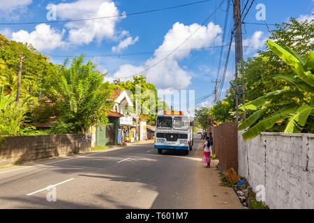 Strada di unawatuna Galle District, nel sud dello Sri Lanka, di autobus e di rifiuti su strada, sri lanka Foto Stock