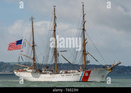 La United States Coast Guard cutter formazione USCGC Eagle nel Solent avvicinando Portsmouth, Regno Unito il 26 aprile 2019, per una visita di cortesia. Foto Stock