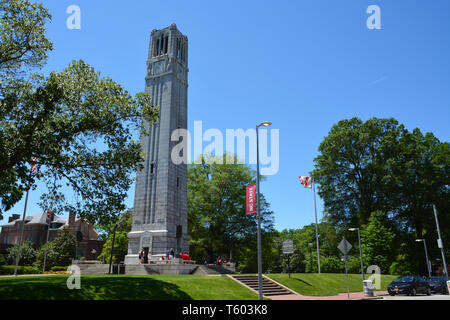 Iniziato nel 1921 e dedicata nel 1949, il Memorial campanile a NC State University è sia un punto di riferimento e il simbolo per la scuola. Foto Stock