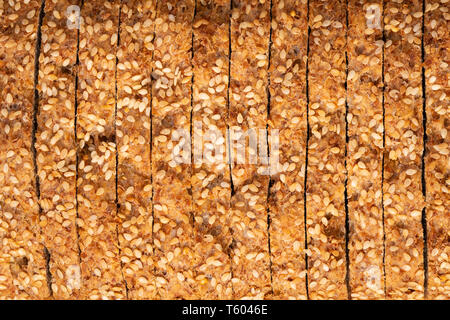 Food texture di sfondo pane fatto con appena germogliato di cereali organici , vista dall'alto. Foto Stock