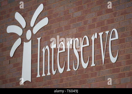 Il logo di Interserve società di costruzioni, visto dal lato dell'ufficio dell'azienda a Castleford, West Yorkshire (solo uso editoriale). Foto Stock