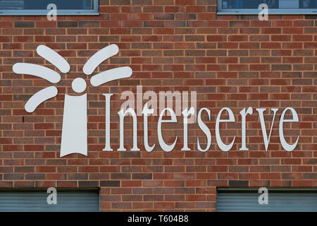 Il logo di Interserve società di costruzioni, visto dal lato dell'ufficio dell'azienda a Castleford, West Yorkshire (solo uso editoriale). Foto Stock