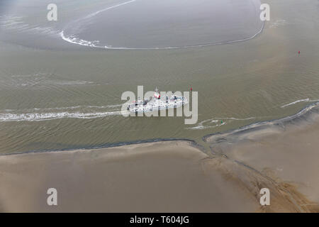 Dutch ferry boat al mare di Wadden la navigazione tra barene Foto Stock