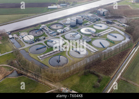 Vista aerea l'acqua di scarico impianto di trattamento a Groningen, Paesi Bassi Foto Stock