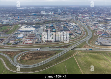 Vista aerea interchange autostrada e cavalcavia nella città olandese di Groningen Foto Stock