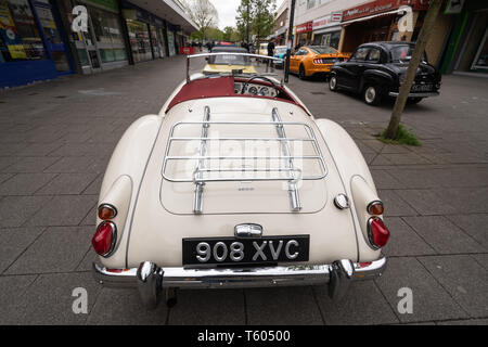 White 1960 MGA 1600 MK1 auto a un classico autoveicolo visualizza nel Regno Unito, in vista posteriore Foto Stock