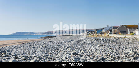 Vista panoramica su New Scenic 5 posti spiaggia ghiaiosa con la bassa marea sulla luminosa giornata estiva in Borth, Galles nel Regno Unito Foto Stock