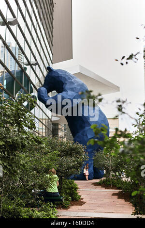 Iconico orso blu scultura, "Non vedo che cosa si intende per " presso il Colorado Convention Center a Denver in Colorado Foto Stock