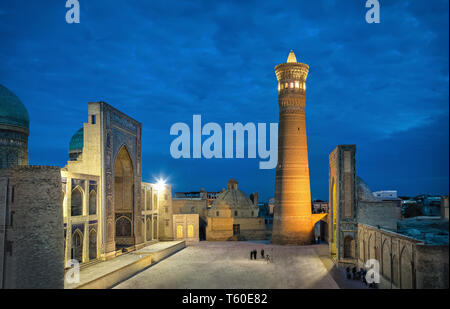 Poi Kalan al crepuscolo - un religioso islamico complesso situato intorno al minareto Kalan a Bukhara, Uzbekistan Foto Stock