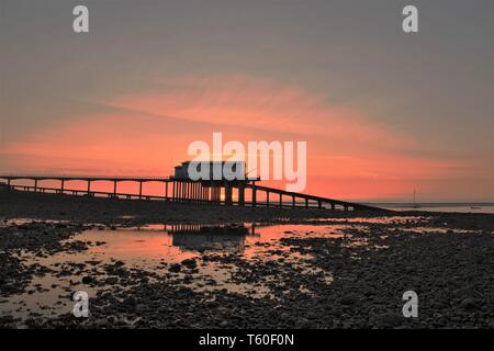 Regno Unito Isola di Roa, Rampside, Barrow In Furness, Cumbria Regno Unito. Sunrise dal RNLI scialuppa di salvataggio sulla stazione di Roa Island, Costa pennini, penisola di Furness, Regno Unito Regno Unito Foto Stock